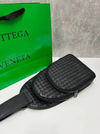 Сумка-слинг Bottega Veneta Intrecciato черная