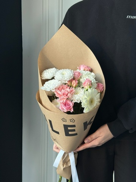 Кулек из хризантемы, герберы, кустовой розы и диантусов