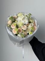 Букет сборный из кустовых пионовидных роз, лизиантуса, диантусов и маттиолы