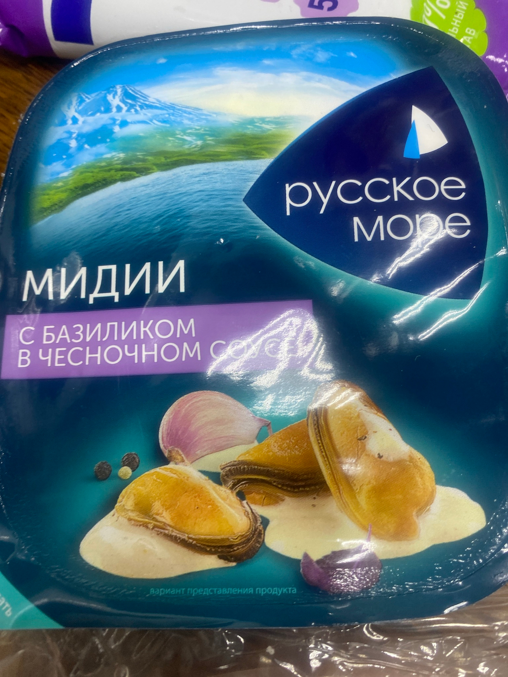 Мидии с базиликом в чесночном соусе