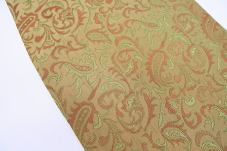 Жаккард бежевый с красно-зелеными огурцами