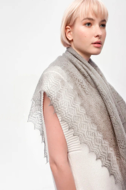 Оренбургский пуховый платок с шелком АШ100-03 серый