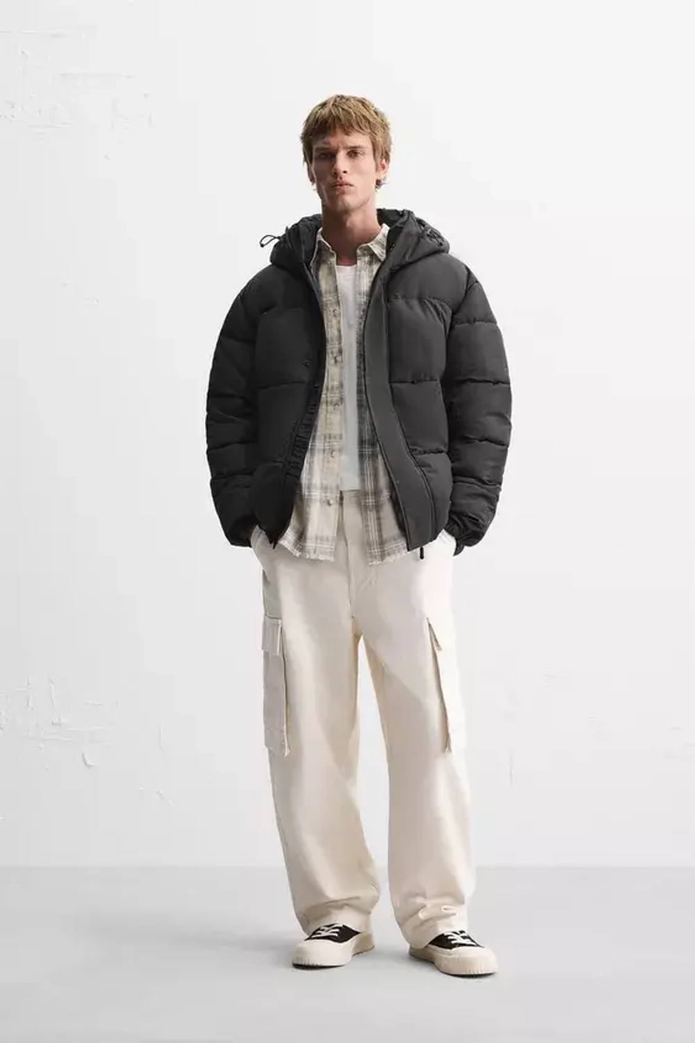 ZARA СТЕГАНАЯ КУРТКА С КАПЮШОНОМ, ЧЕРНЫЙ