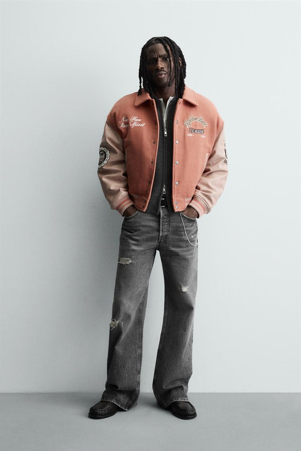 ZARA УТЕПЛЕННЫЙ БОМБЕР С НАШИВКАМИ, ПАСТЕЛЬНО-РОЗОВЫЙ