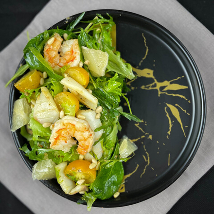 Салат с морепродуктами, помело и трюфельным соусом