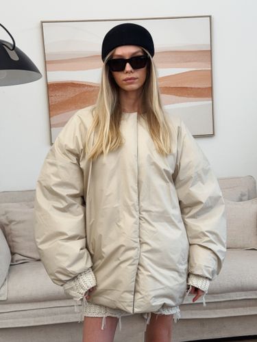 Молочный пуховик с шарфом