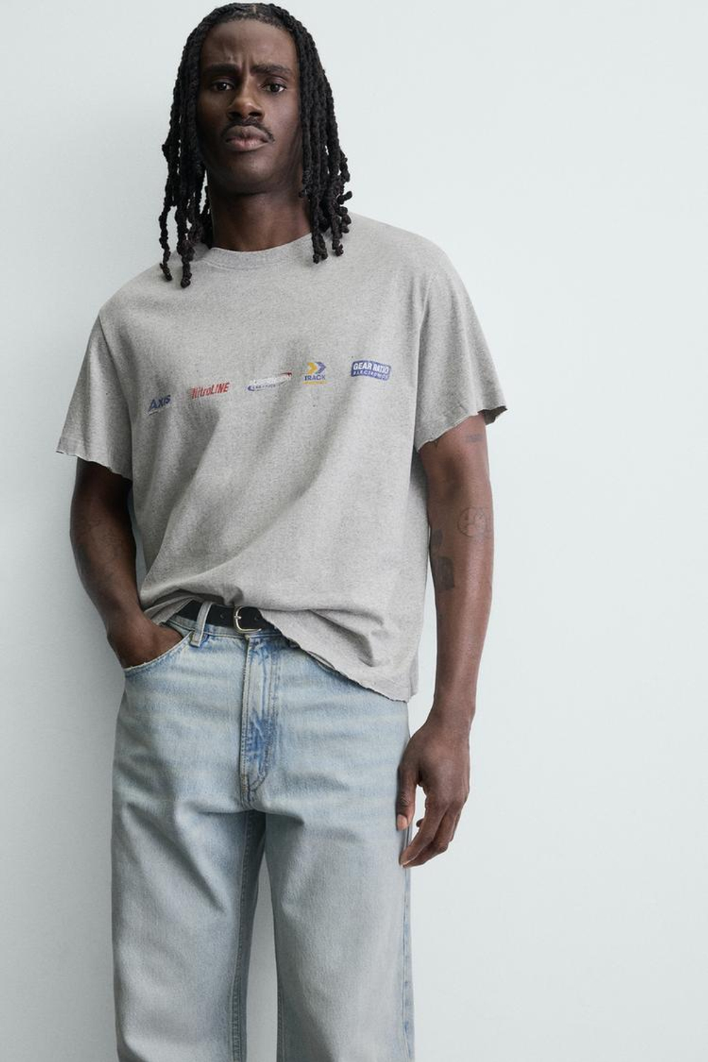 ZARA ФУТБОЛКА ИЗ ТКАНИ С ЭФФЕКТОМ ПОТЕРТОСТИ И ПРИНТОМ, СЕРЫЙ МЕЛАНЖ