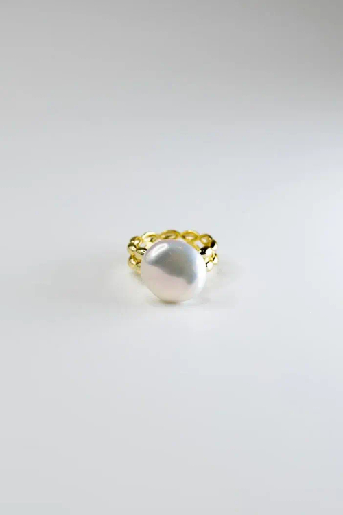 Кольцо в золочении с барочным жемчугом