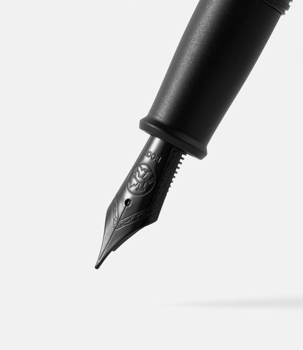 Ensso Piuma Black — перьевая ручка из алюминия