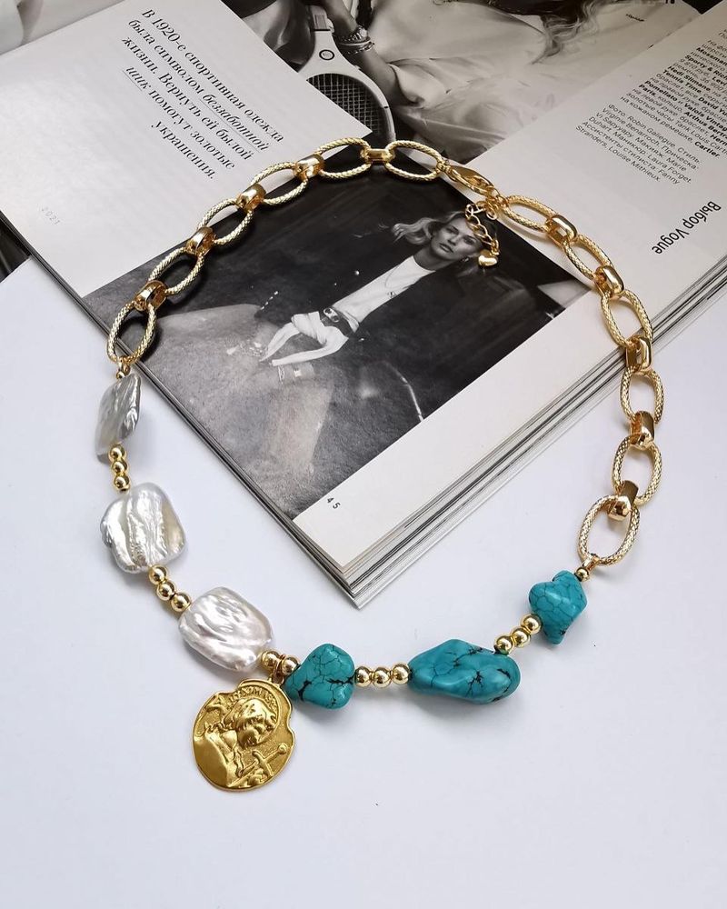 Цепь с бирюзой (прессованной), жемчугом Майорка и монетой, цвет золото