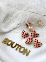 Пуговицы в форме сердца с шахматным принтом бежево-красные скидка
