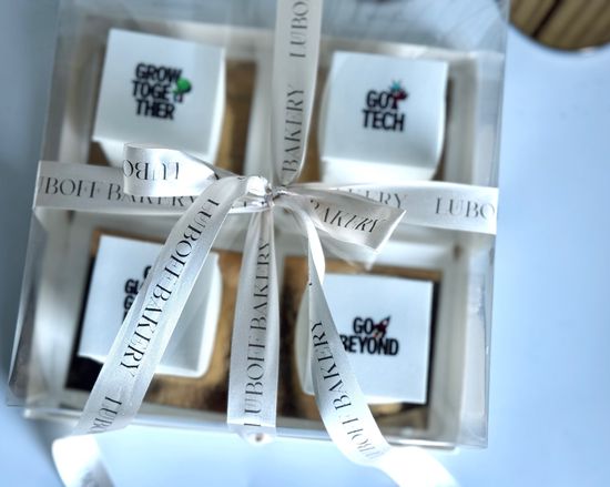 Пирожные с логотипом компании/коробочка на 4 шт