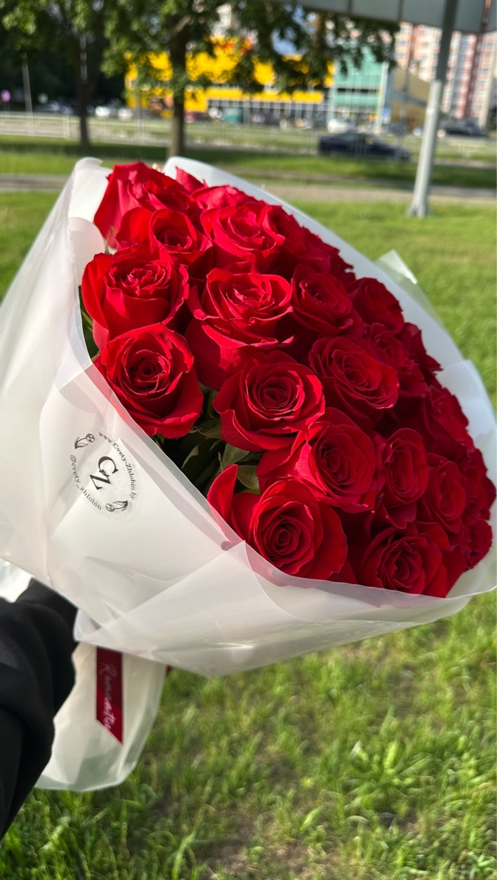 11 роз в упаковке