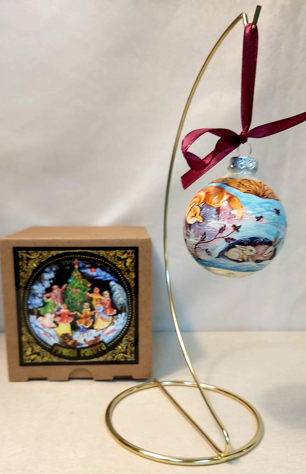 Шар новогодний с ручной росписью  Палех "Лиса и зайцы" на белом фоне