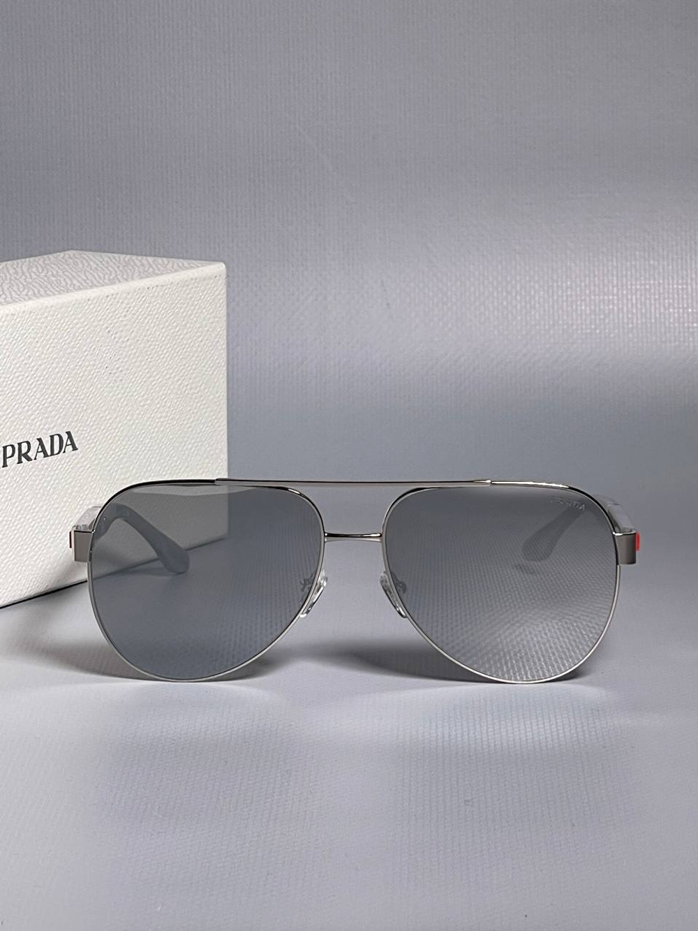 Солнцезащитные очки Prada