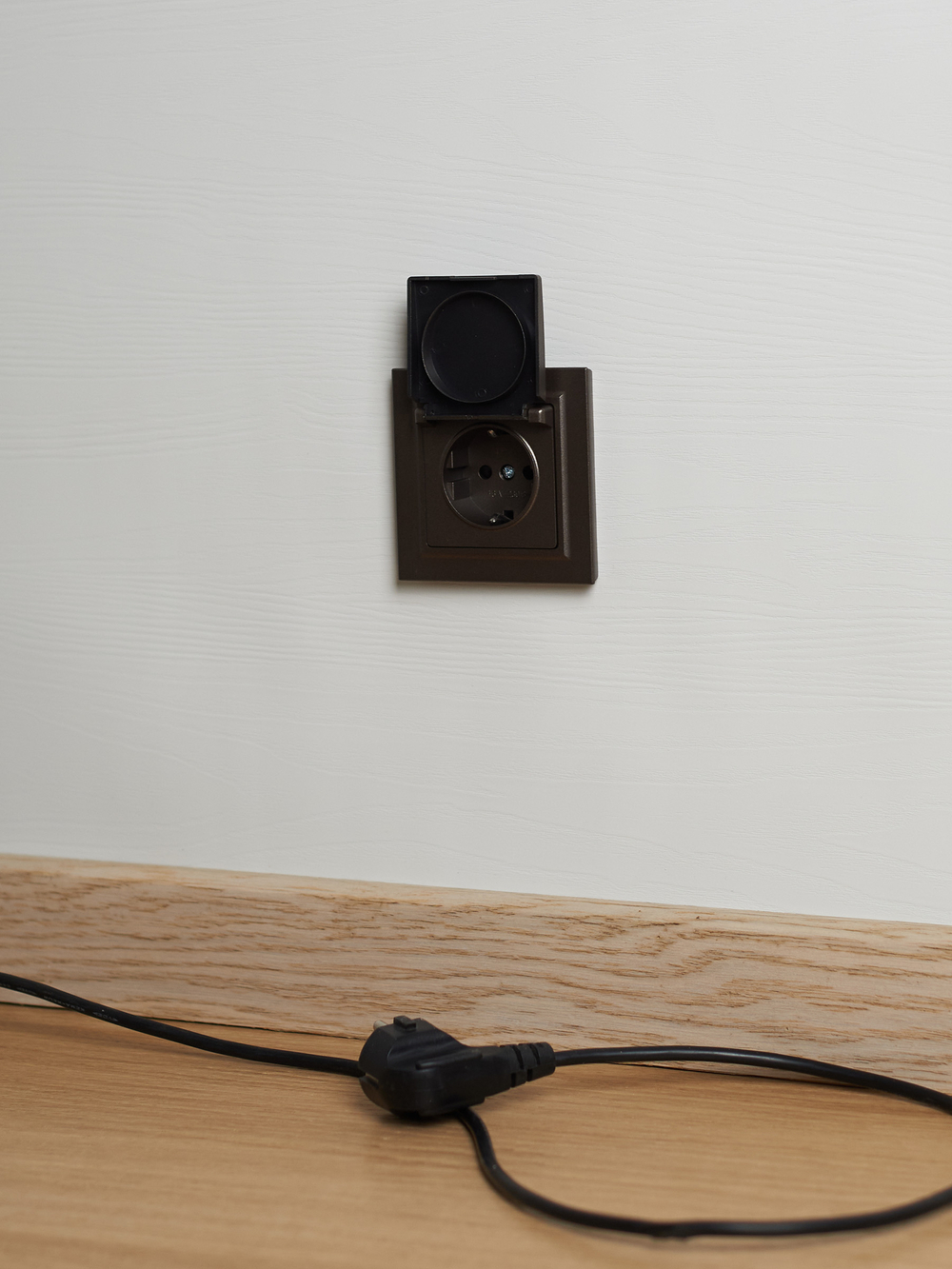 BRITE Розетка 1-местная с заземлением с защитными шторками и крышкой 16А IP44 РСбш10-3-44-БрТБ темная бронза IEK