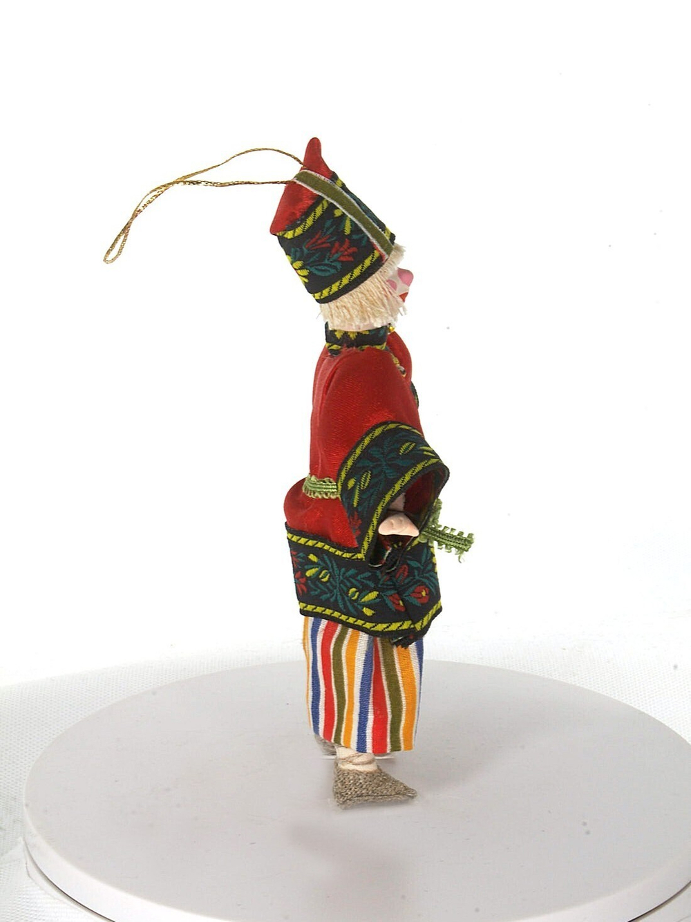Подвесная фарфоровая кукла Петрушка - персонаж русского народного театра. Сувенир ручной работы
