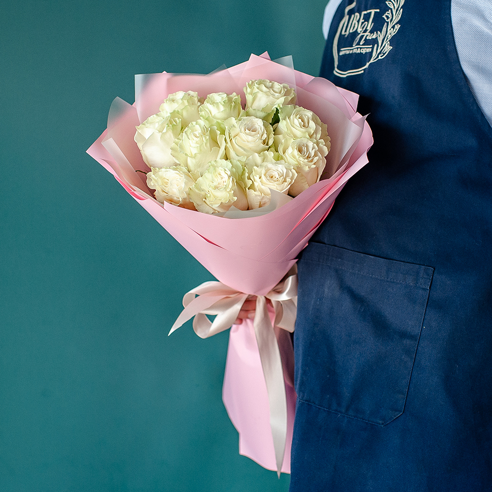 11 белых роз Мондиаль в розовой упаковке