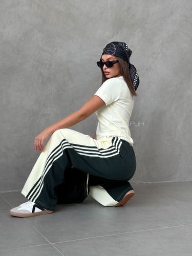 Желто-зеленые широкие брюки с лампасами