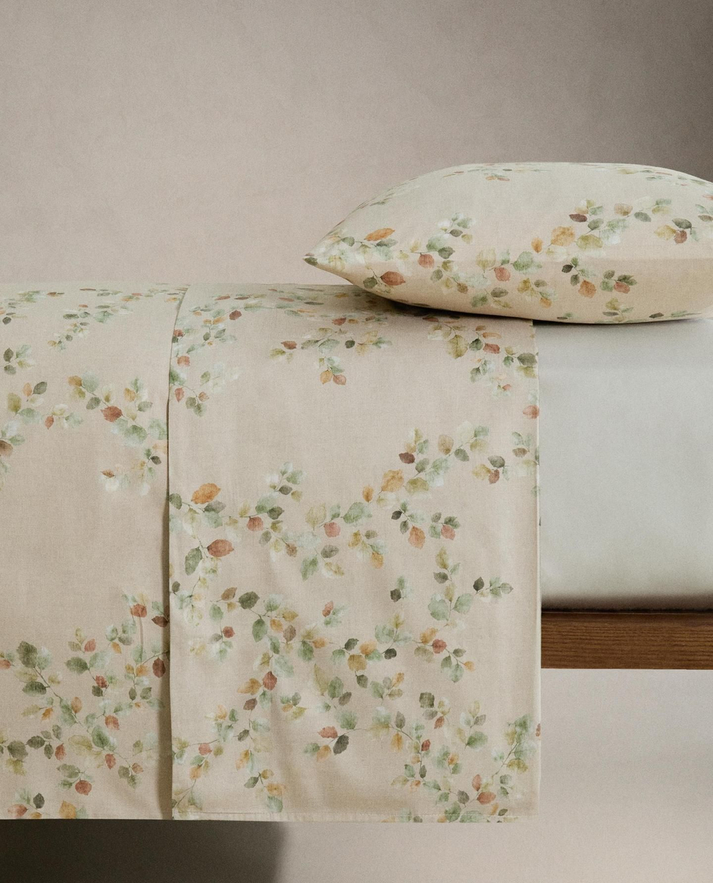 Zara Home - Простыня из атласа с принтом листьев, бежевый, 160x280 см