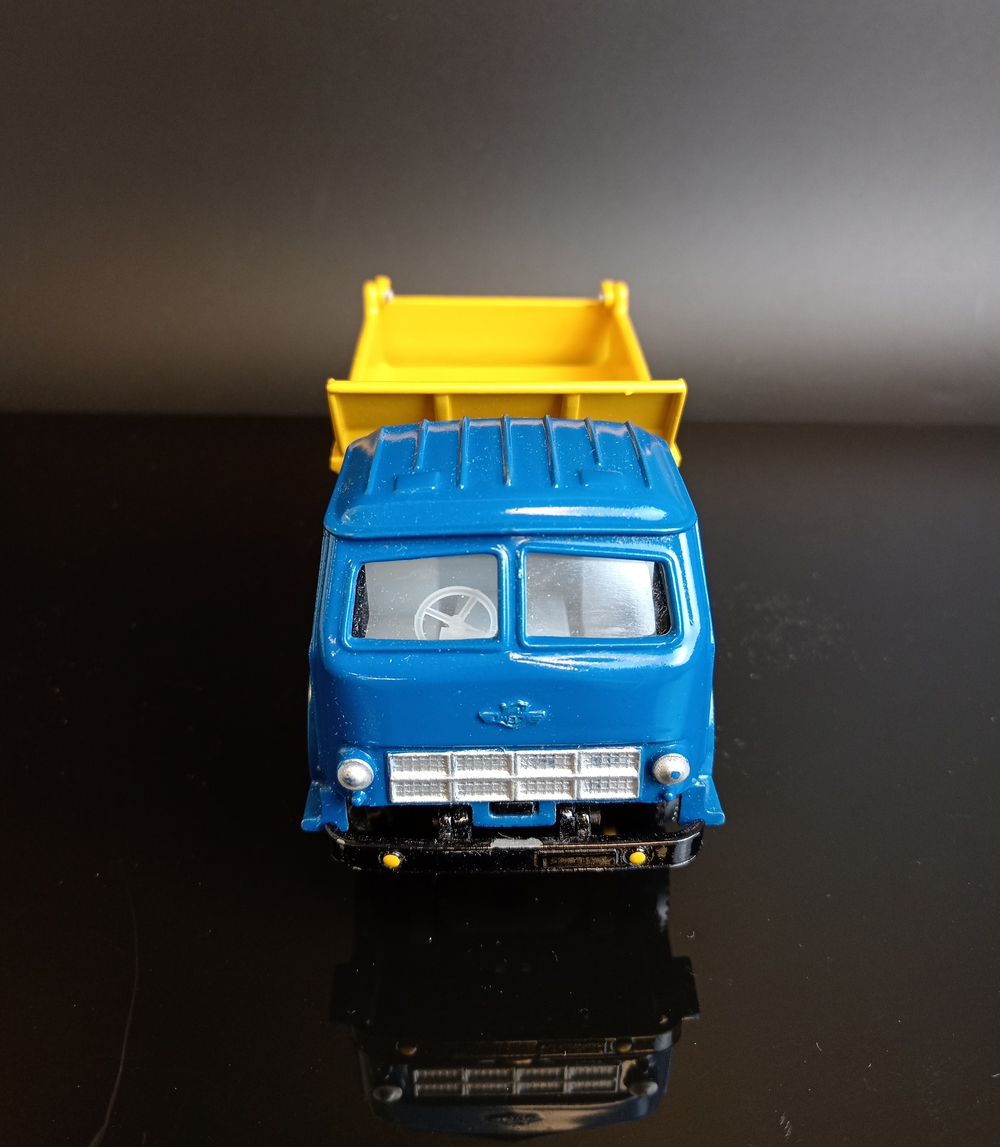 Модель автомобиля "МАЗ - 503" самосвал. В оригинальной коробке, в масштабе 1:43, металл, пластик СССР