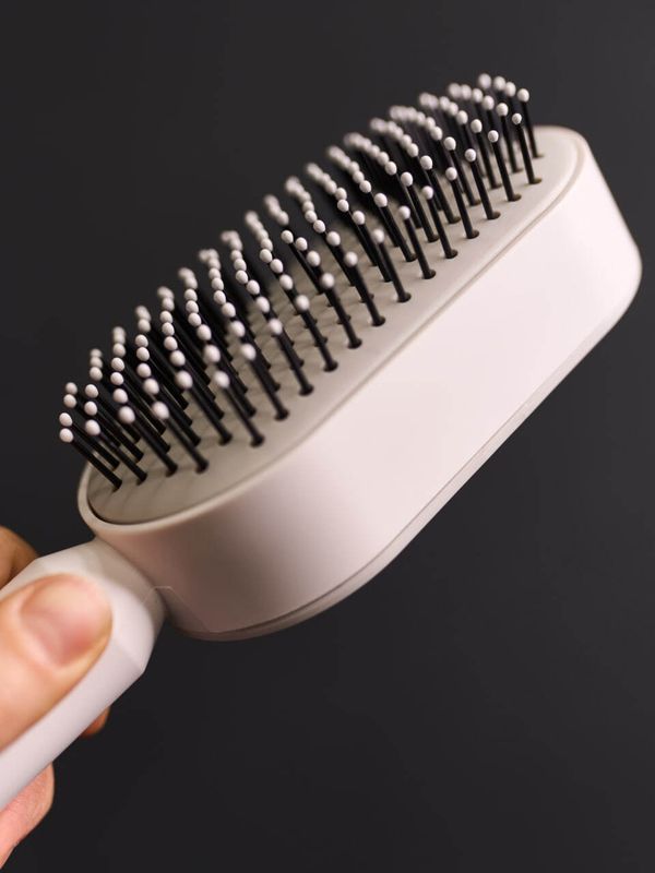 Самоочищающаяся расческа с кнопкой