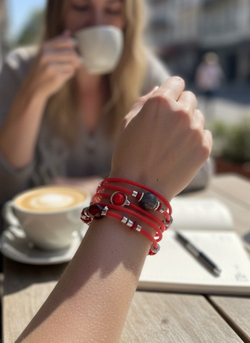 Браслет с бусинами гибкий красный