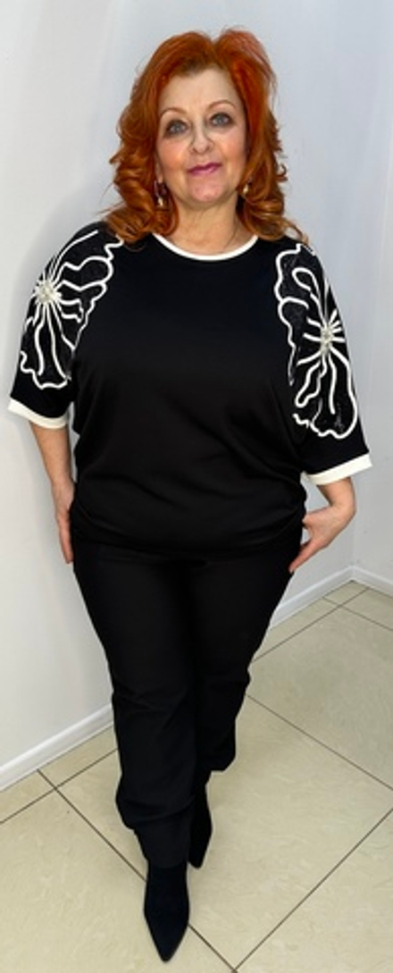 Нарядный черный блузон со стразовым изображением