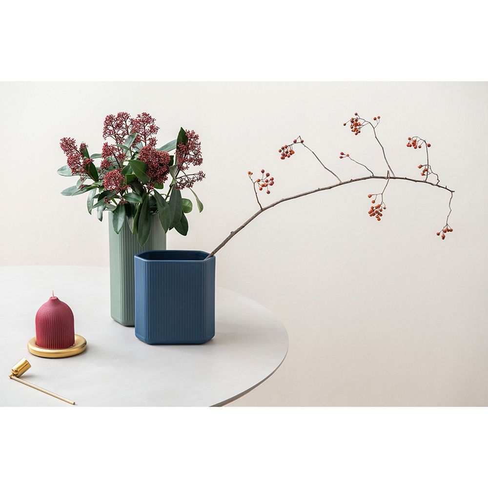 Ваза темно-синего цвета из коллекции Edge, 20см