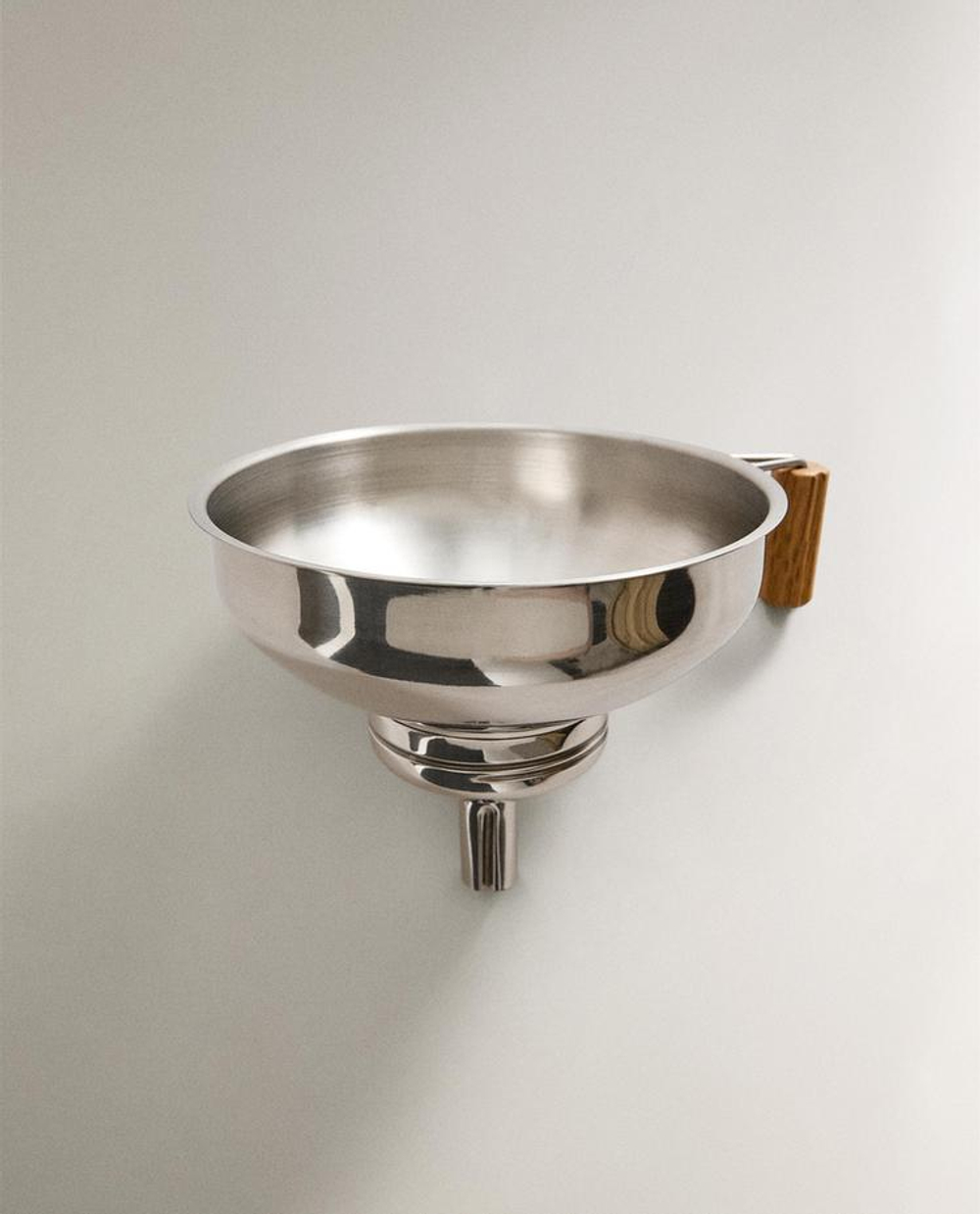 ZARA HOME КУХОННАЯ ВОРОНКА С ДЕРЕВЯННОЙ РУЧКОЙ, СТАЛЬНОЙ СЕРЫЙ