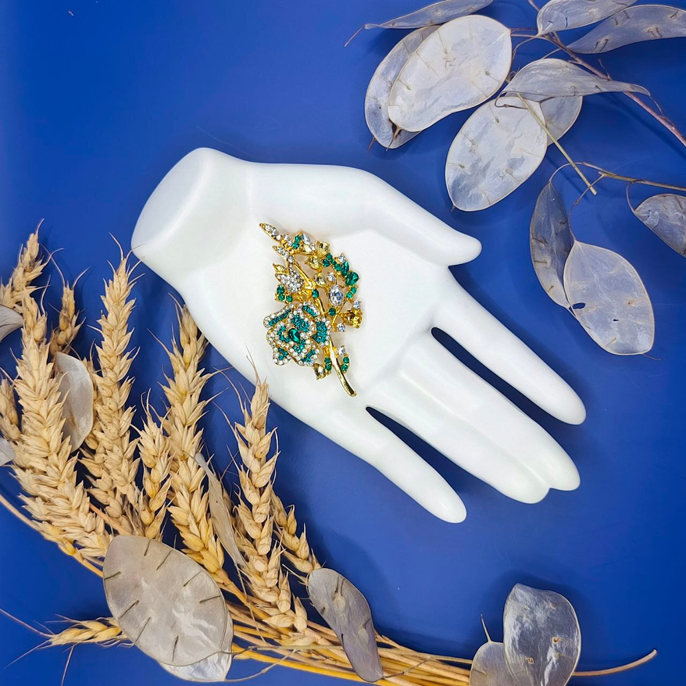 Брошь "Игривая веточка Розы"Выполнена из метала, страз и цирконов.