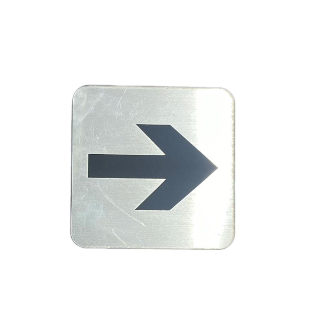 ТАБЛИЧКА ПЛ. СЕРЕБРО НАПРАВЛЯЮЩАЯ СТРЕЛКА 100ММх100ММ