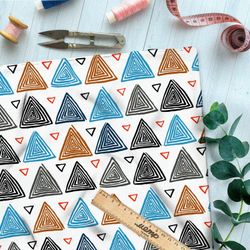 Ткань муслин разноцветные треугольники на белом фоне