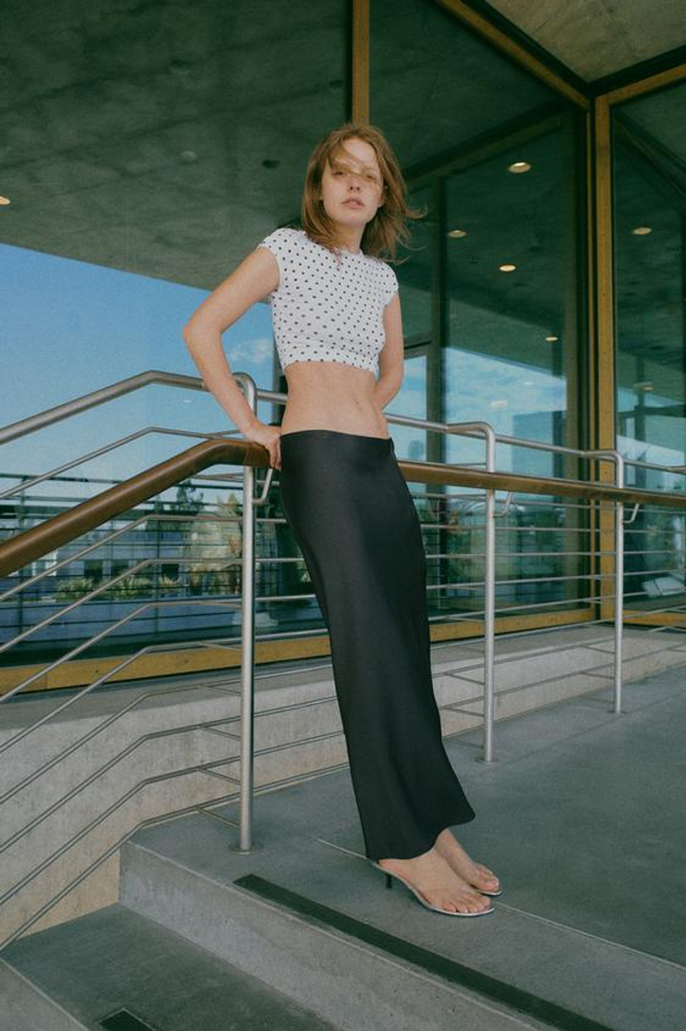 ZARA УКОРОЧЕННАЯ ФУТБОЛКА С КОРОТКИМИ РУКАВАМИ, БЕЛЫЙ/ЧЕРНЫЙ