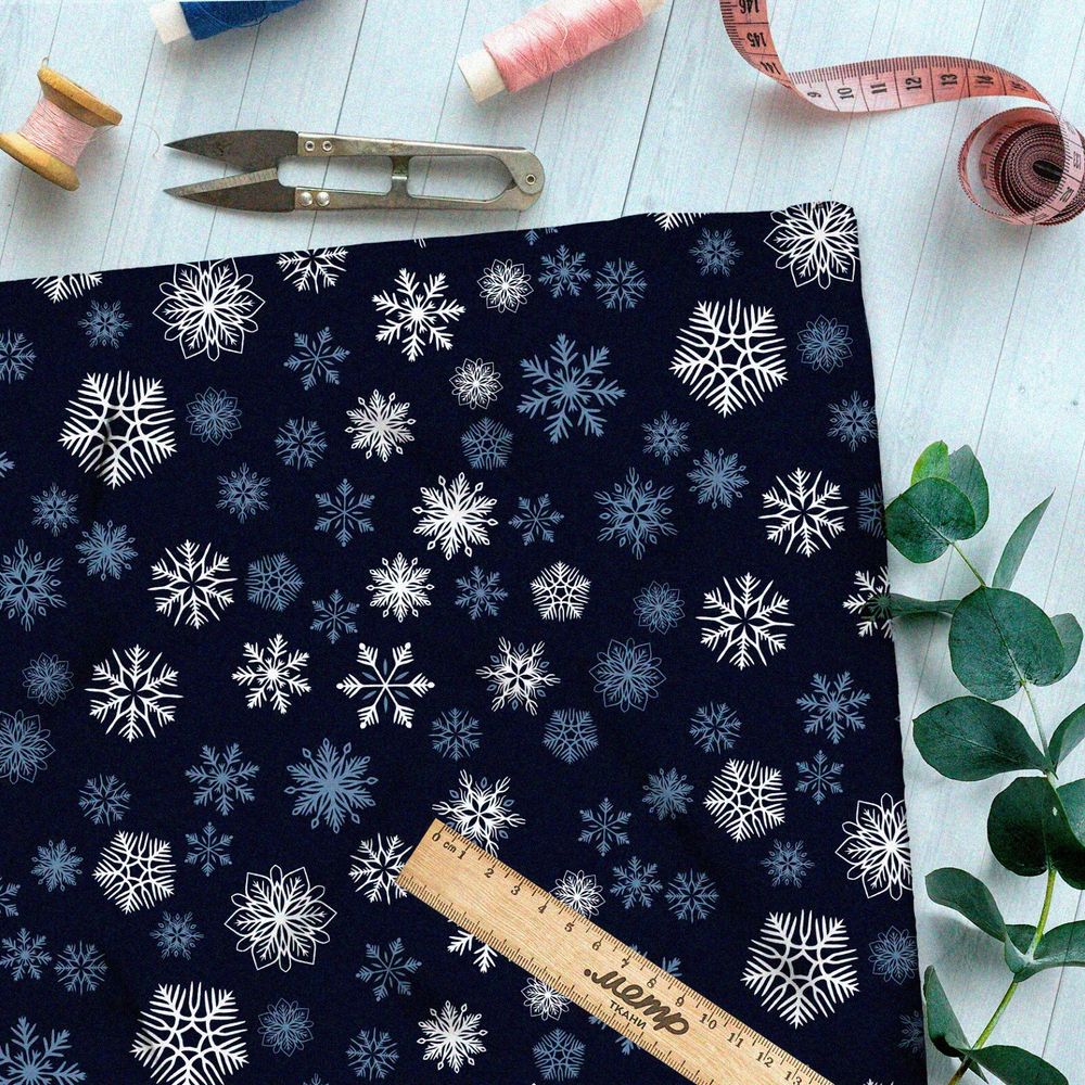 Ткань ниагара белые и голубые снежинки на тёмно-синем фоне