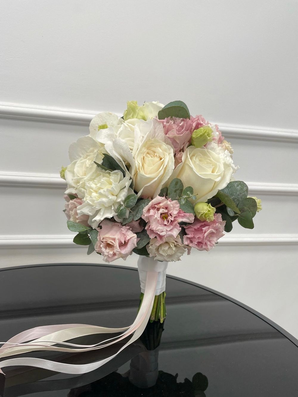 Свадебный букет из гортензии, лизиантуса, диантусов, одноголовых роз и эвкалипта