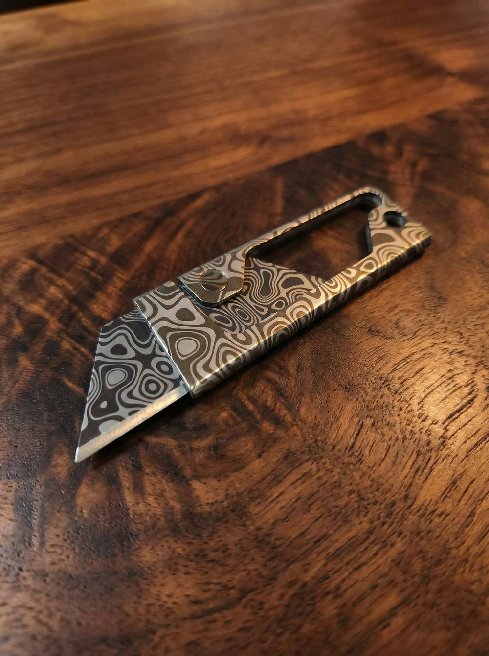 Нож для сменных трапециевидных лезвий. Дамаск
