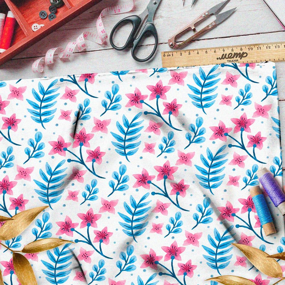 Ткань мембрана розовые цветы и синие листья на белом фоне