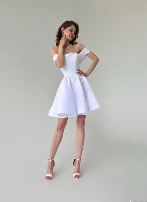 Нарядное платье со спущенными плечами и пышной юбкой (белый)