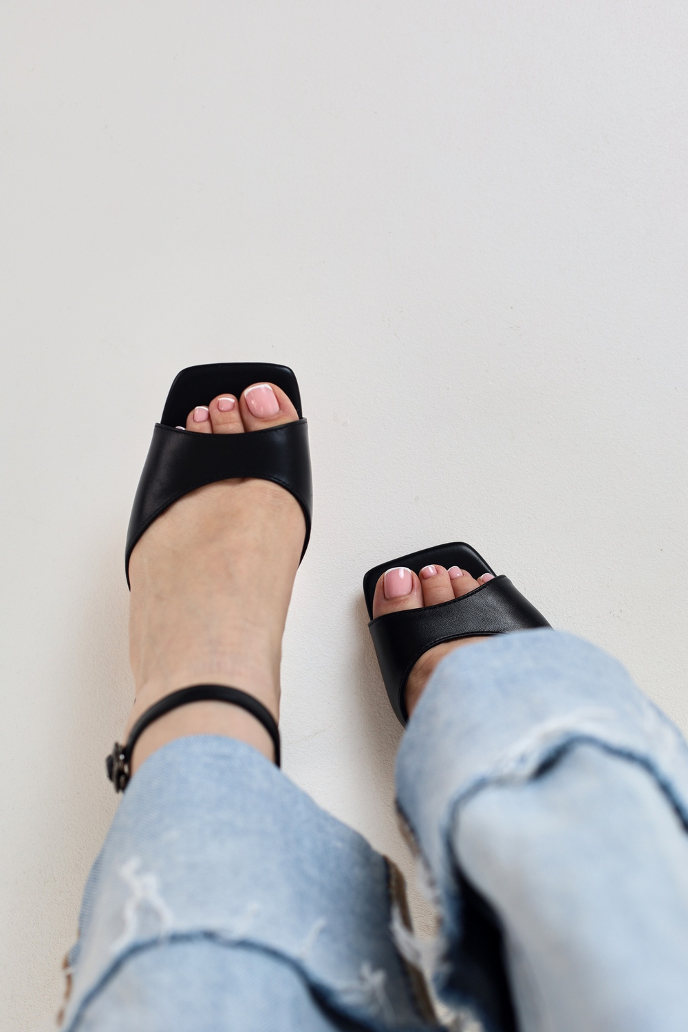 Босоножки на низком каблуке