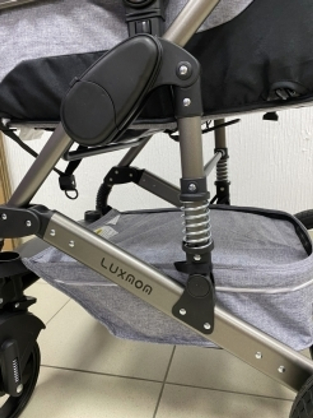 Детская коляска 3в1 LUXMOM 555-W чёрный текстиль