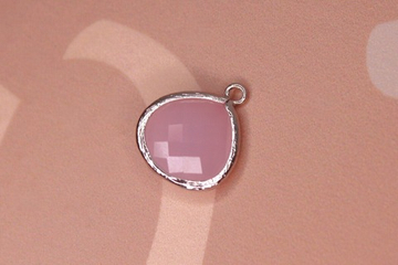 Подвеска капля розовая стекло 15х17 мм