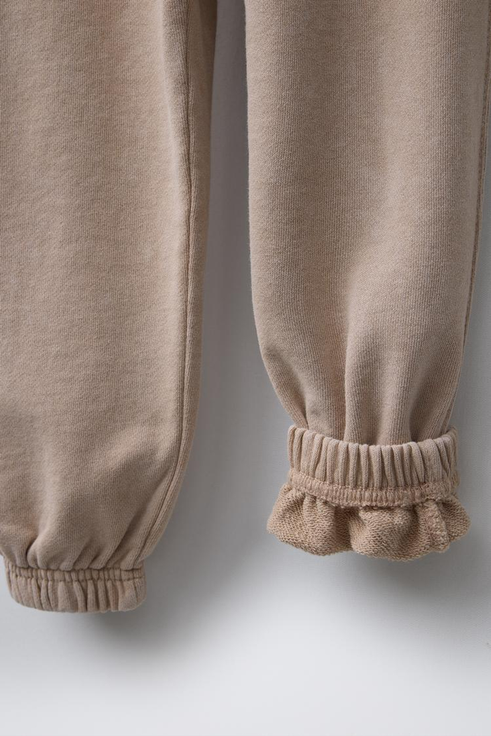 ZARA БРЮКИ-ДЖОГГЕРЫ С ЭФФЕКТОМ ПОТЕРТОСТИ, БЕЖЕВЫЙ