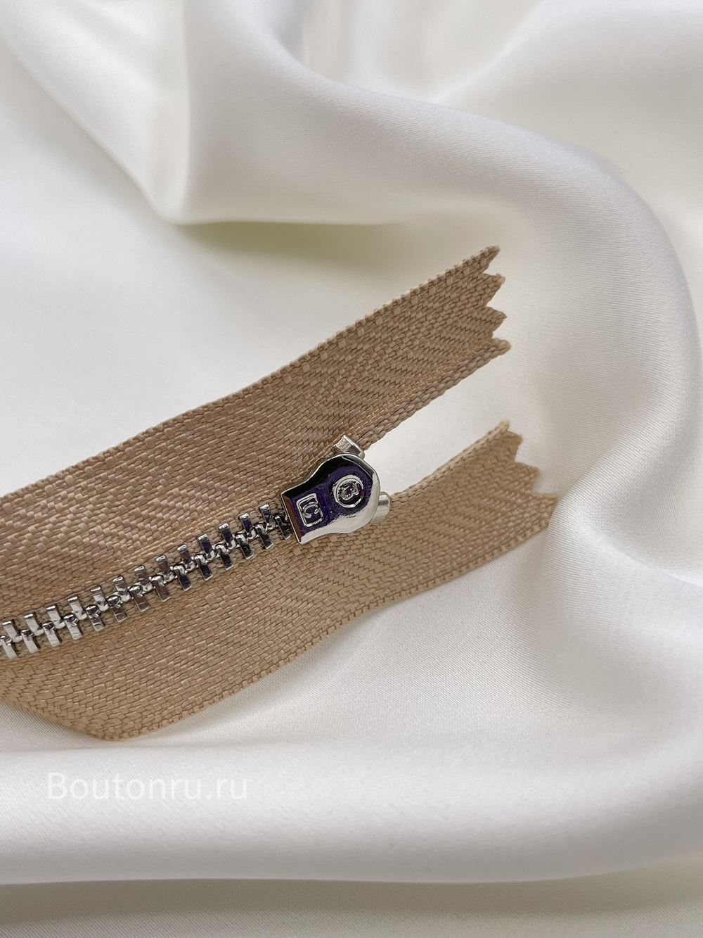 Молния бежевая серебро