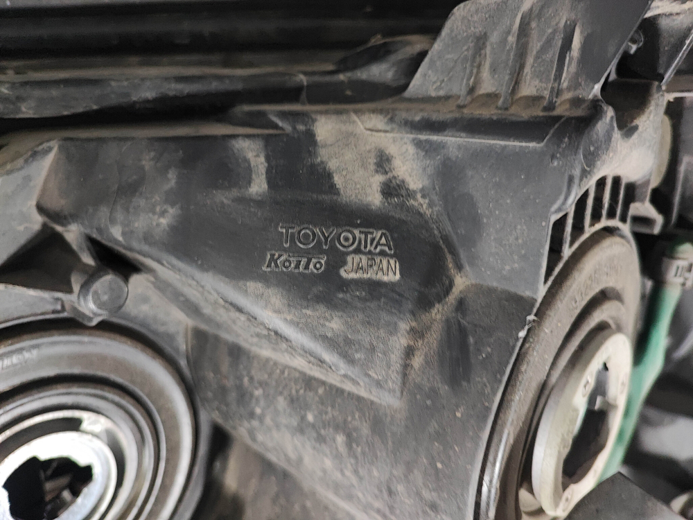 Фара правая галоген Toyota Land Cruiser Prado 150 17-нв Б/У Оригинал 8113060N10