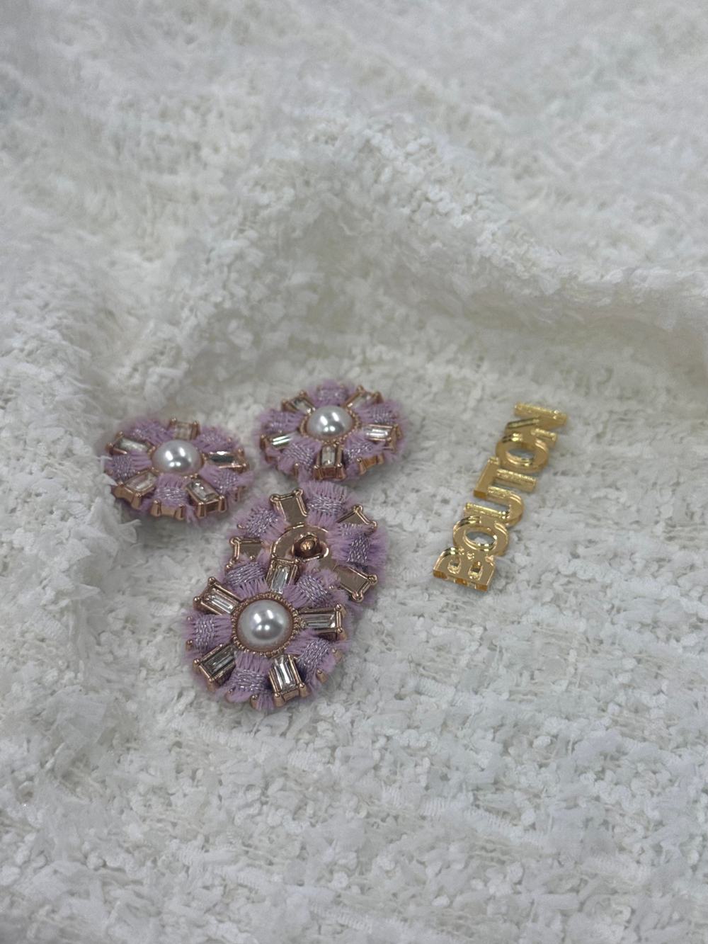 Пуговицы золотые со стразами и жемчугом в форме цветка с твидовой лавандовой тесьмой