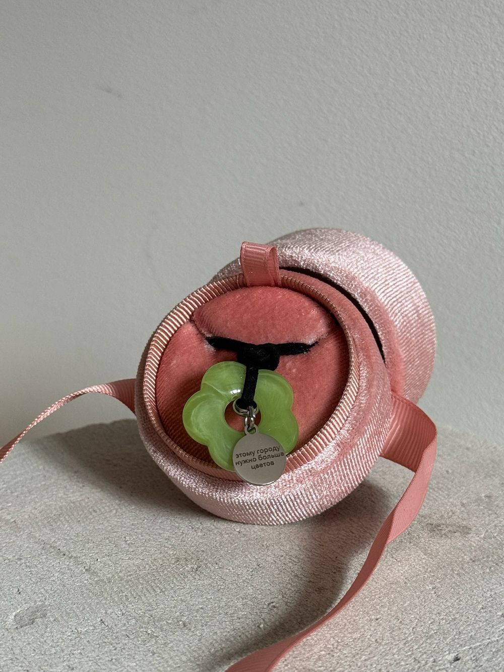 Подвеска цветочек в зеленом цвете