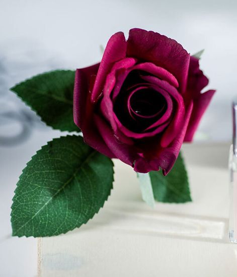 Ароматизированная красная роза в прозрачной вазе, Cote Noire