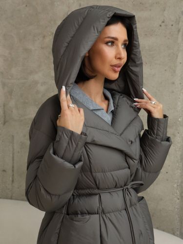 Удлиненный пуховик на запах с объемным капюшоном