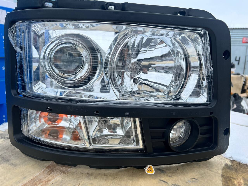 Фара передняя прав F3000 DZ93189723020